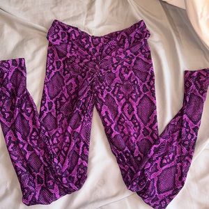 Lici empower v cut scrunch leggings